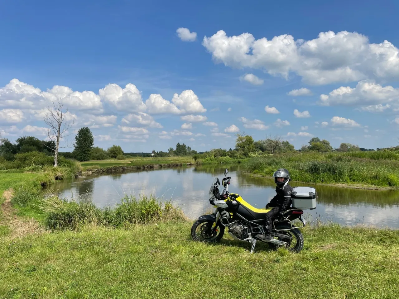 Motocykl na drodze przez Roztoczański Park Narodowy