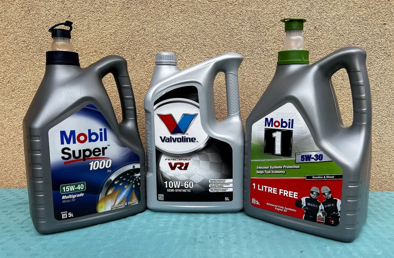 Jaki olej do silnika z dużym przebiegiem? Na zdjęciu trzy oleje: Mobil Super 1000 (15W-40), Valvoline VR1 (10W-60 półsyntetyk) i Mobil 1 (5W-30 syntetyk).