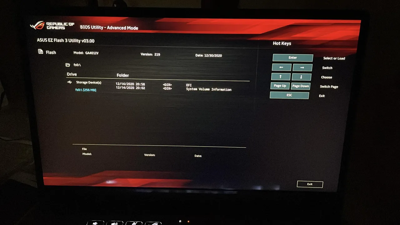 Ekran ASUS EZ Flash 3 Utility. Widoczny jest interfejs do aktualizacji BIOS-u, z opcjami wyboru dysku i pliku.