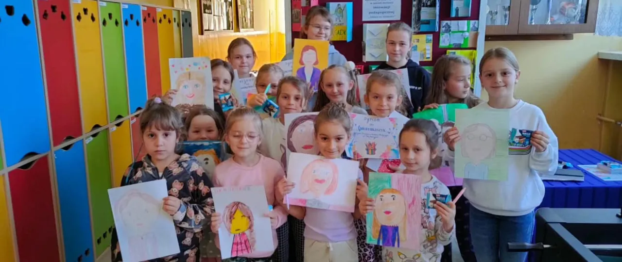 Nauczycielka przygotowująca materiały na zajęcia plastyczne