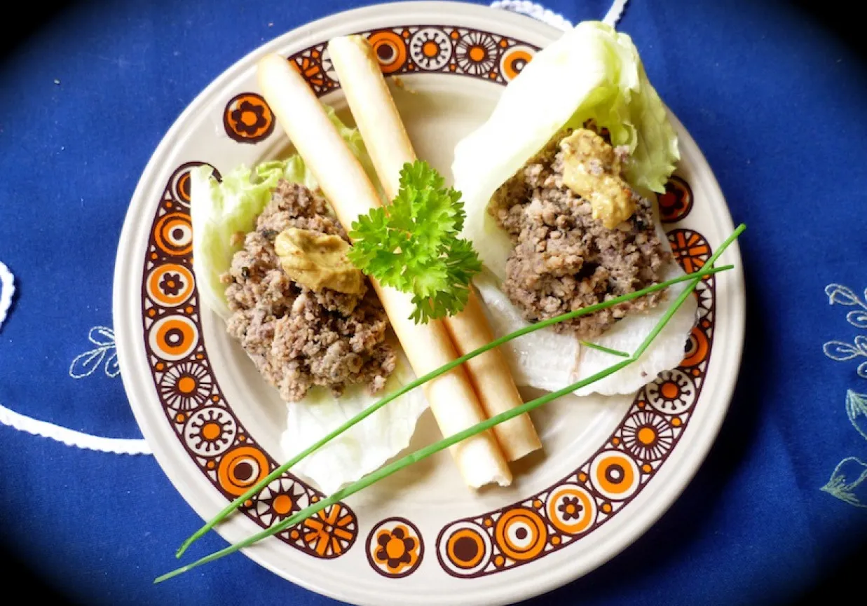 r&oacute;żne rodzaje pasztetu na talerzu