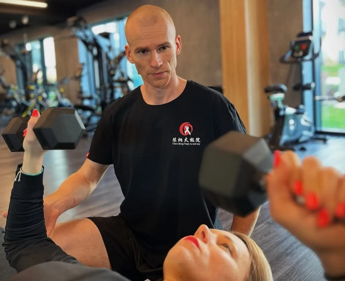 trener personalny z klientem, r&oacute;żne lokalizacje treningu