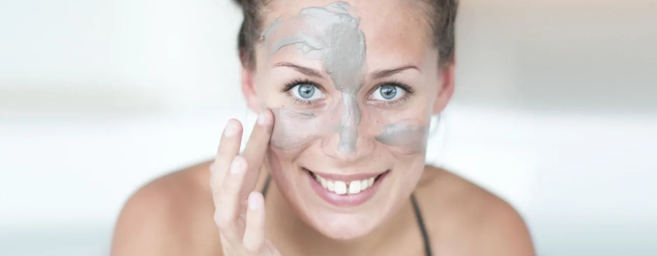 Heilerde Maske auf Gesicht