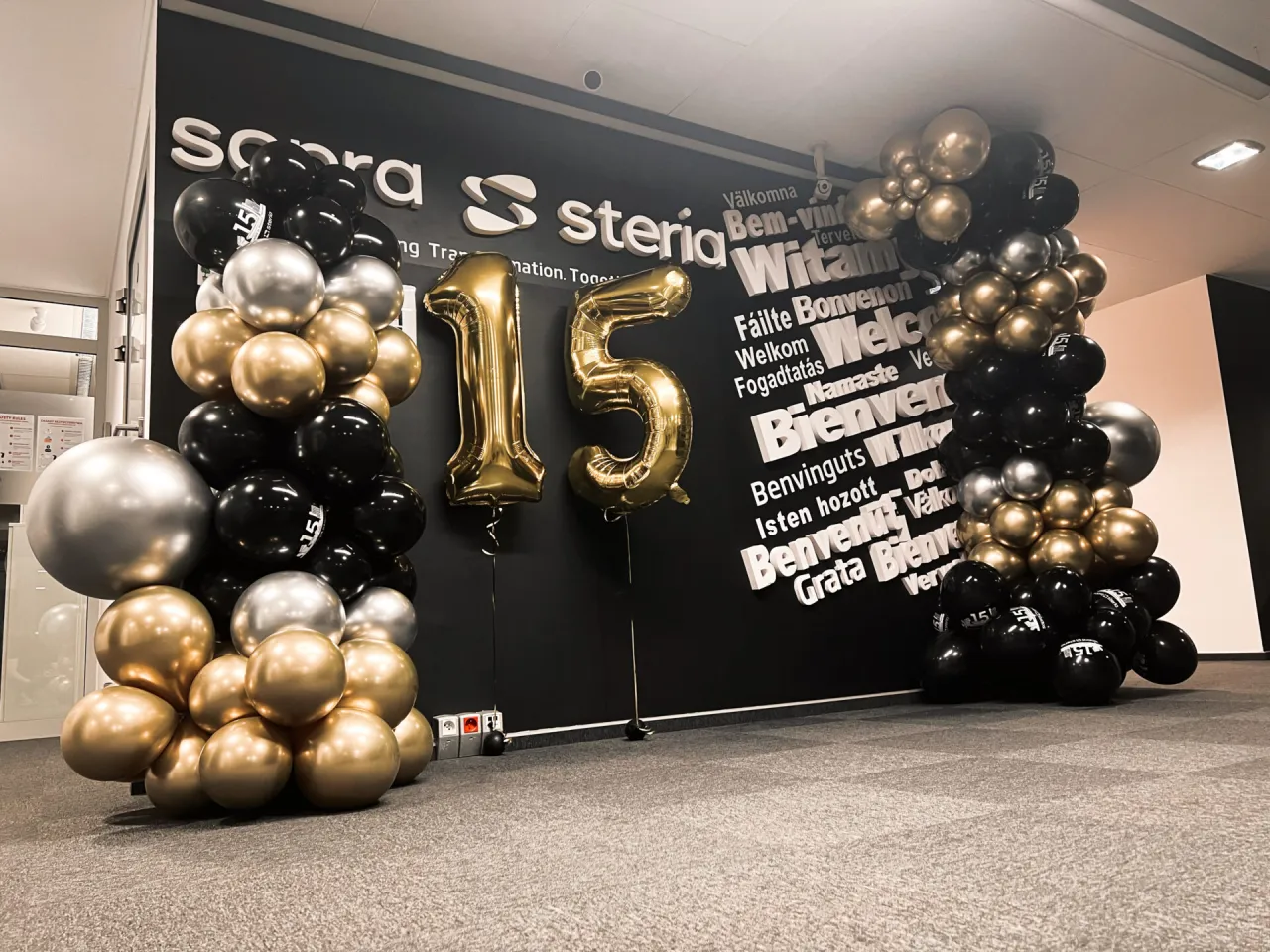 Ścianka urodzinowa z balon&oacute;w organiczna girlanda