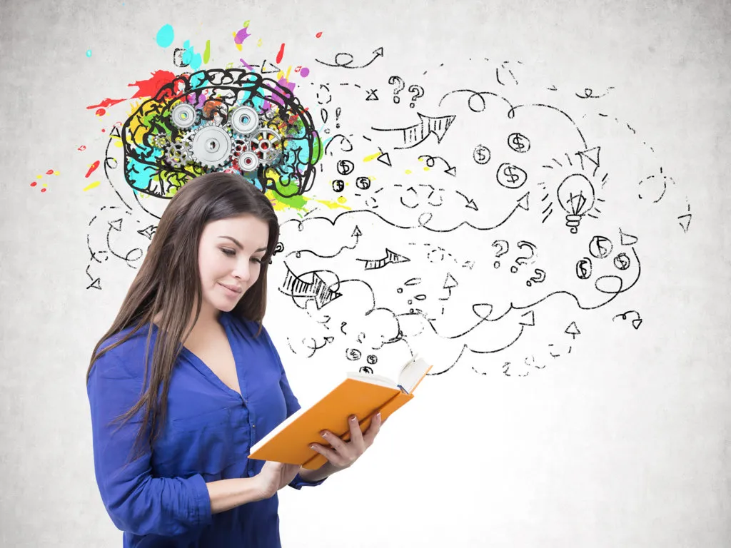 młoda osoba ucząca się z mapą myśli i fiszkami