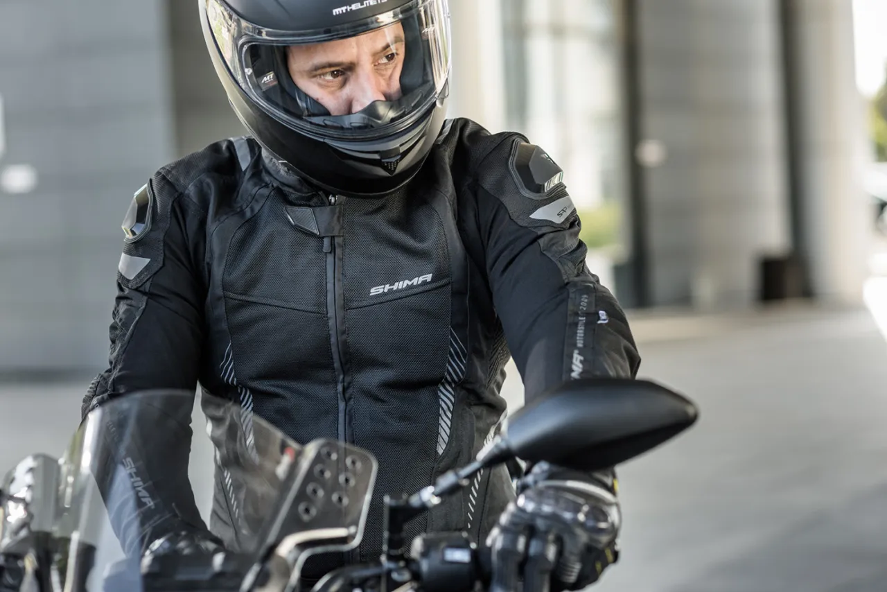 motocyklista ubrany na cebulkę, warstwy odzieży motocyklowej