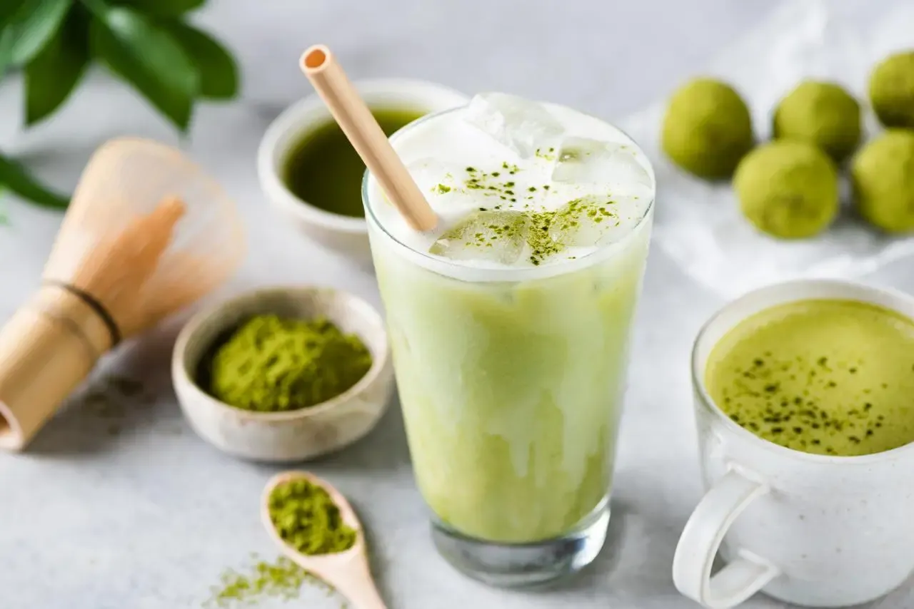 Matcha latte gorąca i mrożona