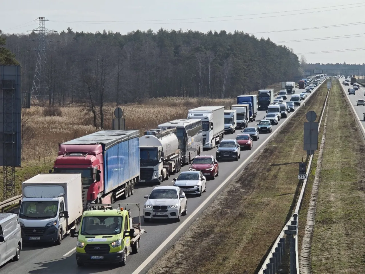 Korek na trasie Krak&oacute;w-Katowice. Bus stoi w długim sznurze samochod&oacute;w i ciężar&oacute;wek.