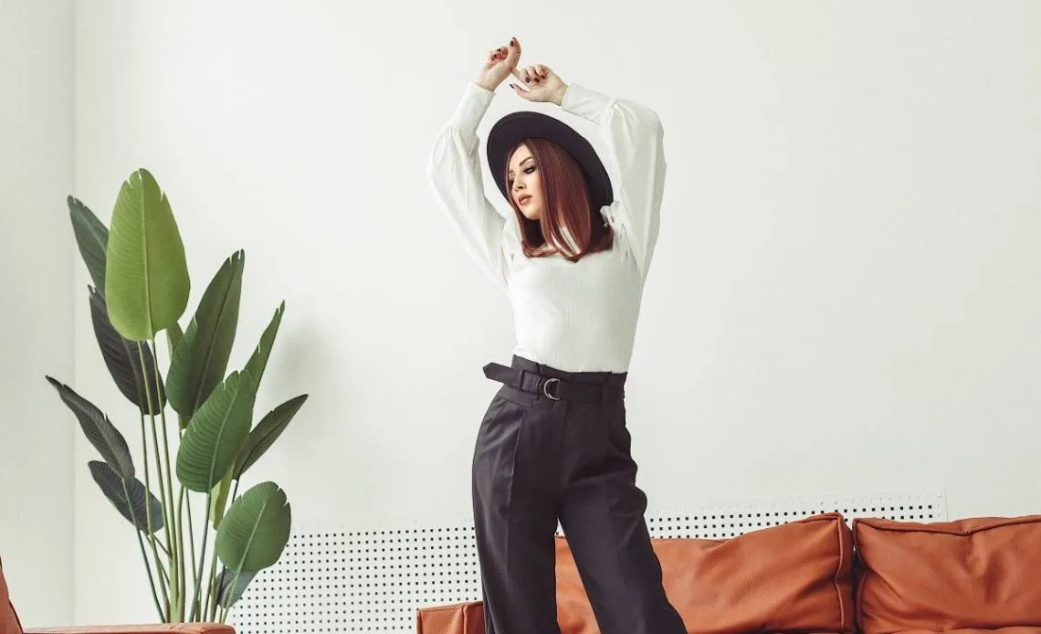 Stylizacje czarne spodnie różne kolory bluzek