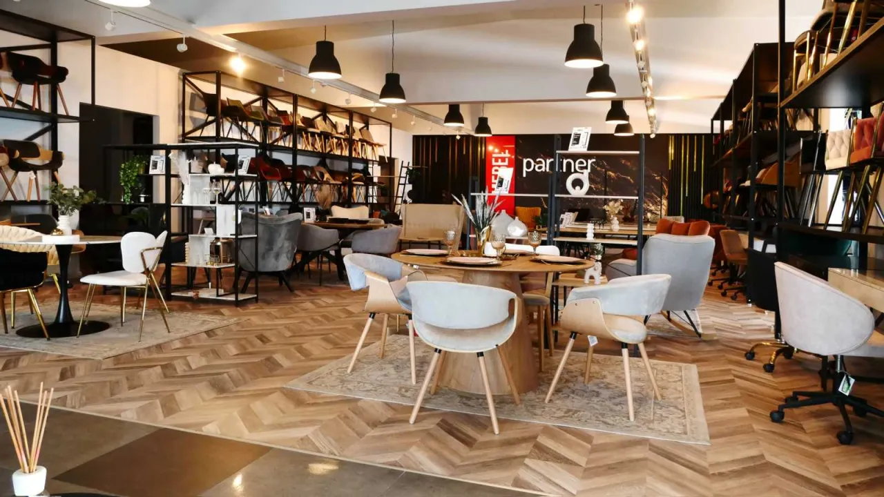 wnętrze dużego sklepu meblowego z klientami