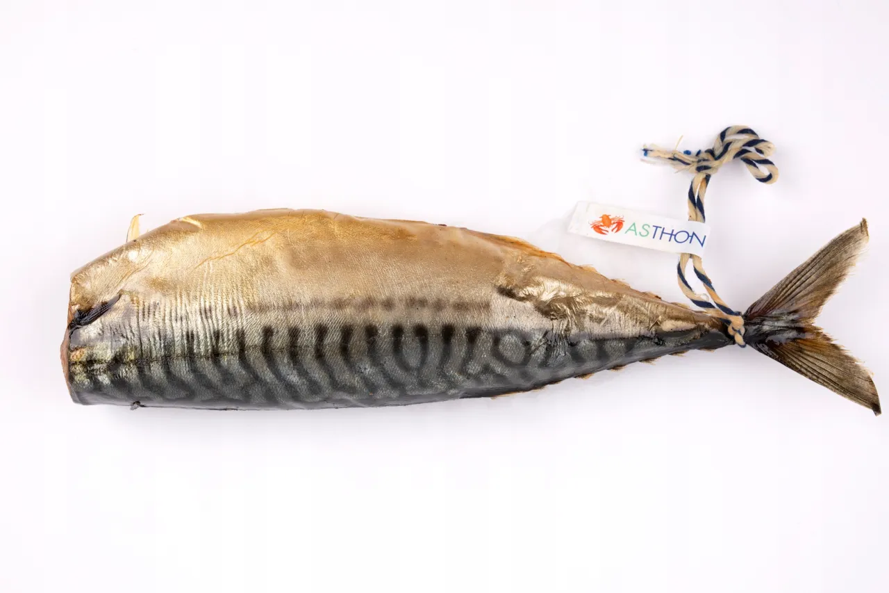 Wędzona makrela z etykietą ASTHON, idealna do przygotowania pysznego posiłku. Gdzie kupić makrelę mrożoną?