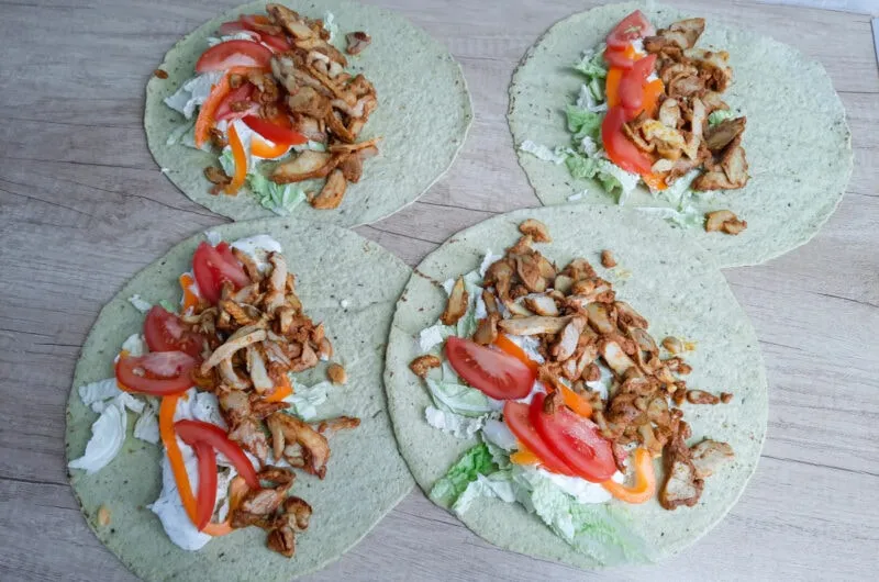 składniki kebaba tortilla, różne mięsa, sosy, warzywa