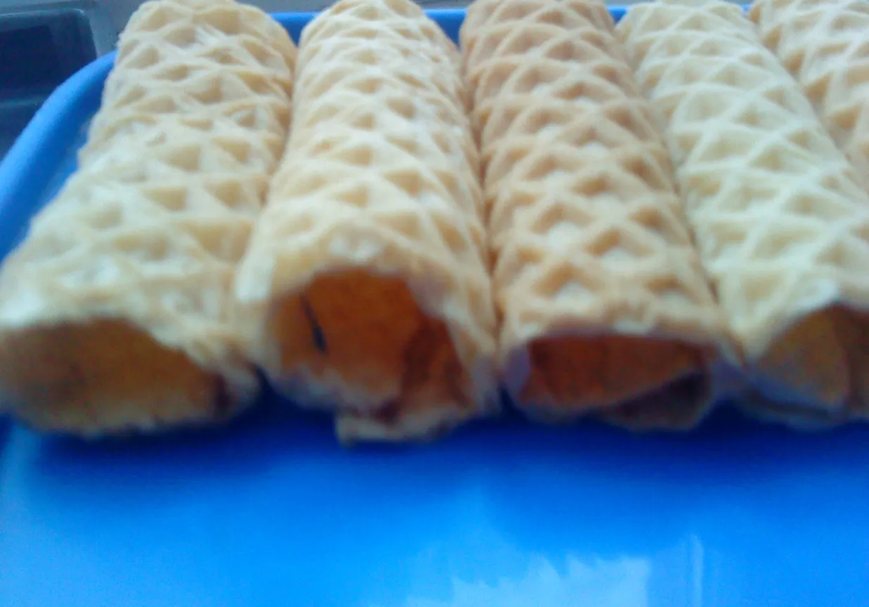 Smażenie rurek waflowych na patelni