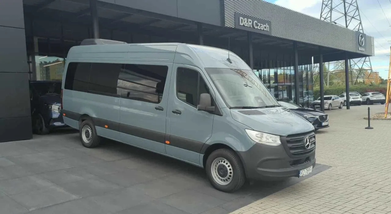 Szary bus Mercedes-Benz przed salonem D&R Czech. Zastanawiasz się, ile kosztuje bus do Niemiec?