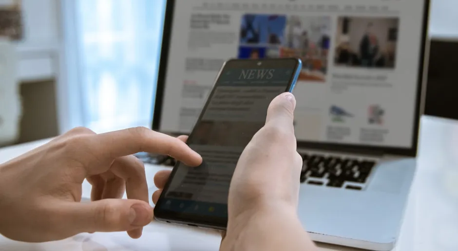 Osoba sprawdzająca dokumenty online na komputerze