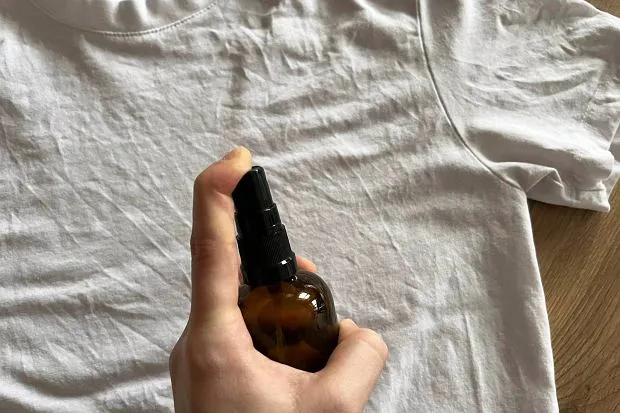 Pognieciona koszula w łazience para wodna