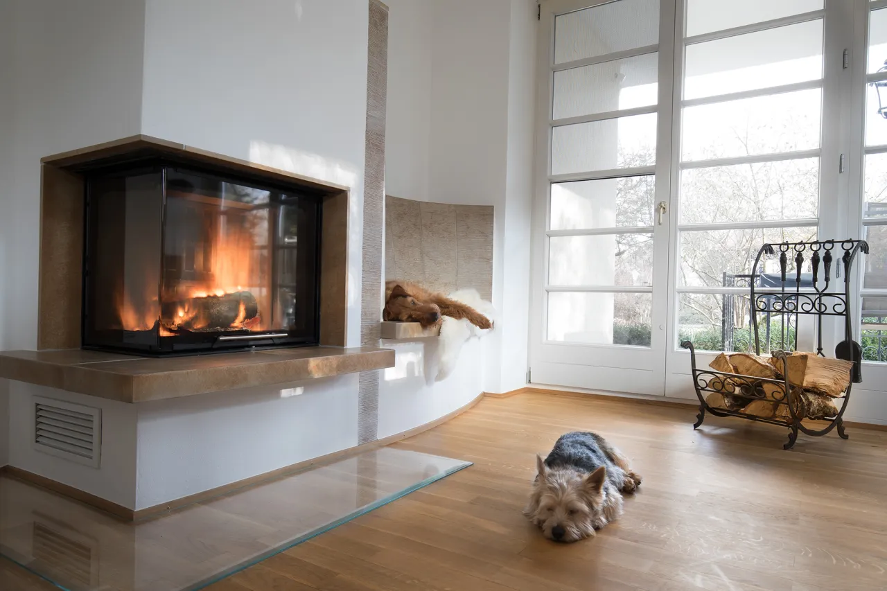 Nowoczesny kominek z płaszczem wodnym w salonie