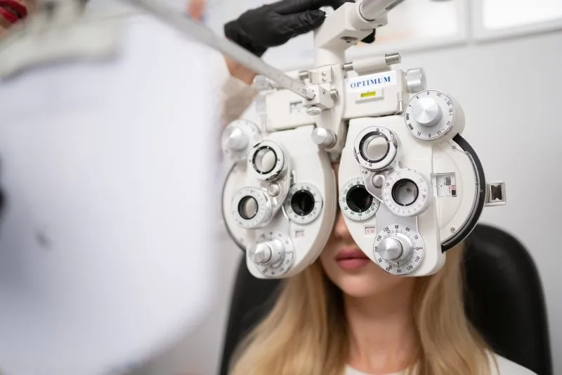 badanie wzroku optometrysta soczewki kontaktowe
