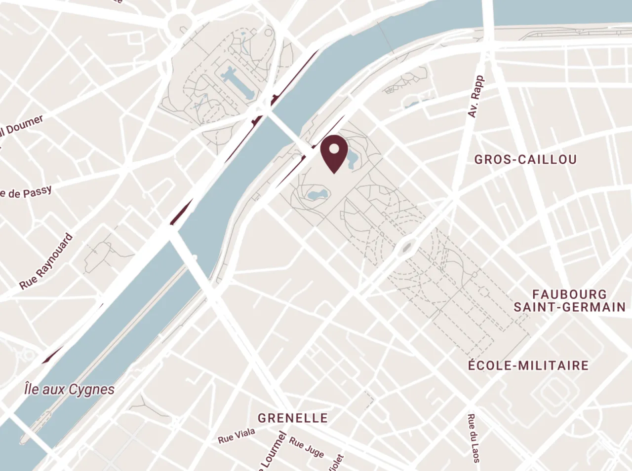 Mapa Paryża z zaznaczonym punktem. Planując, co zwiedzić w Paryżu, warto zwrócić uwagę na okolice Île aux Cygnes i Gros-Caillou.