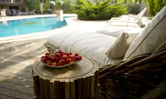 por&oacute;wnanie typ&oacute;w basen&oacute;w ogrodowych poliestrowy betonowy stalowy