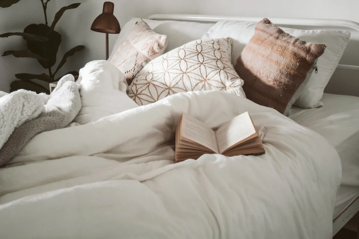 Jak prawidłowo zaścielić ł&oacute;żko krok po kroku