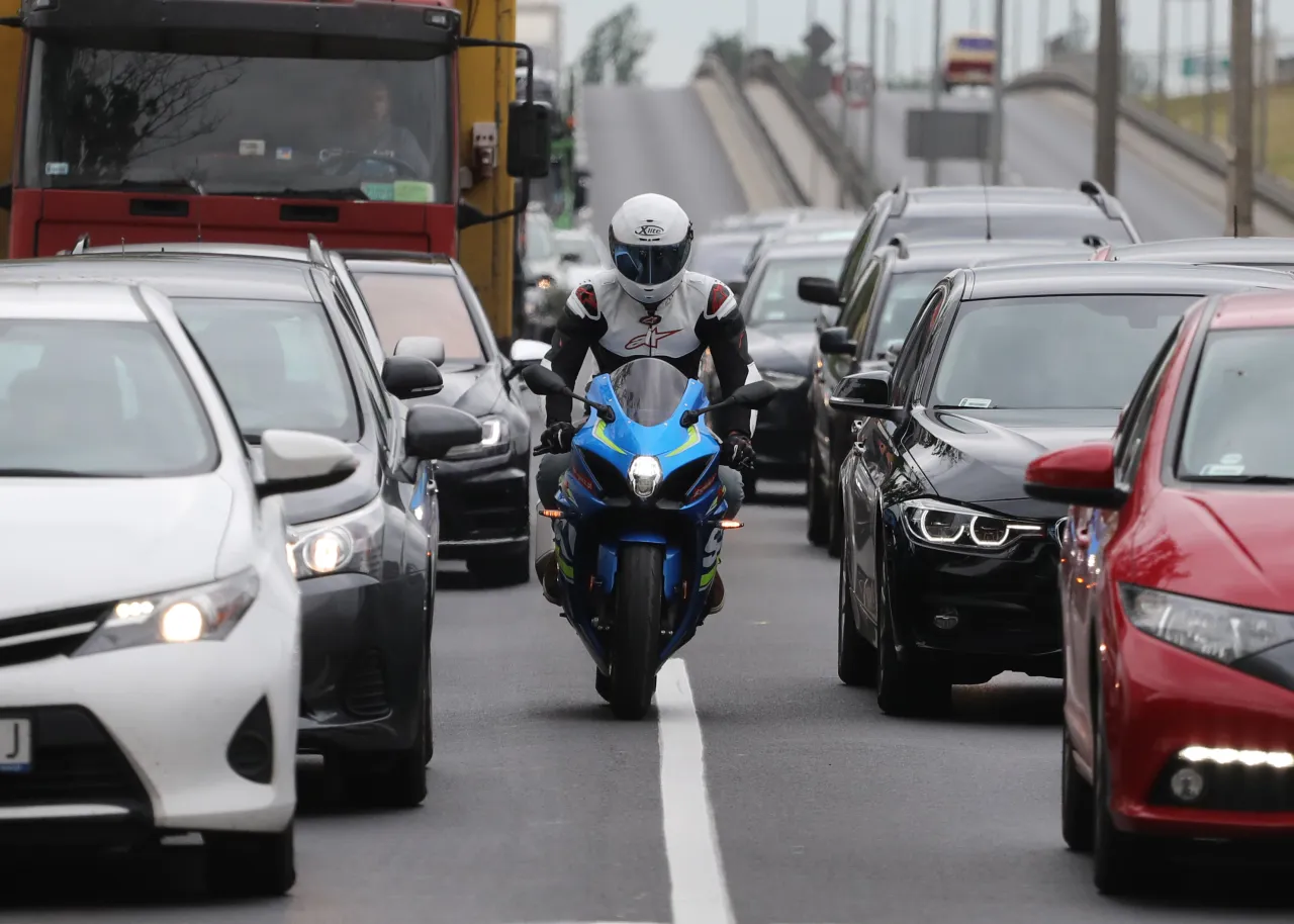 Samochody w korku blisko siebie