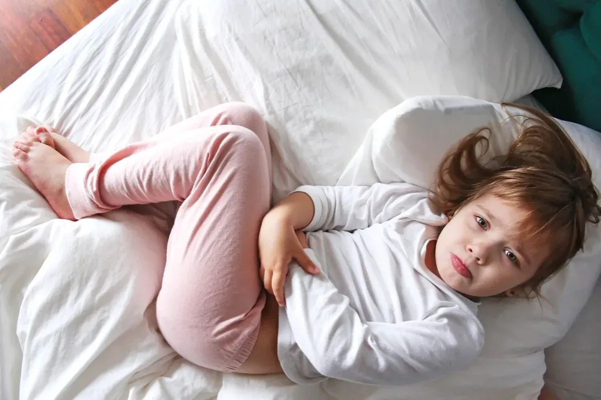 dziecko z bólem brzucha rano przed szkołą