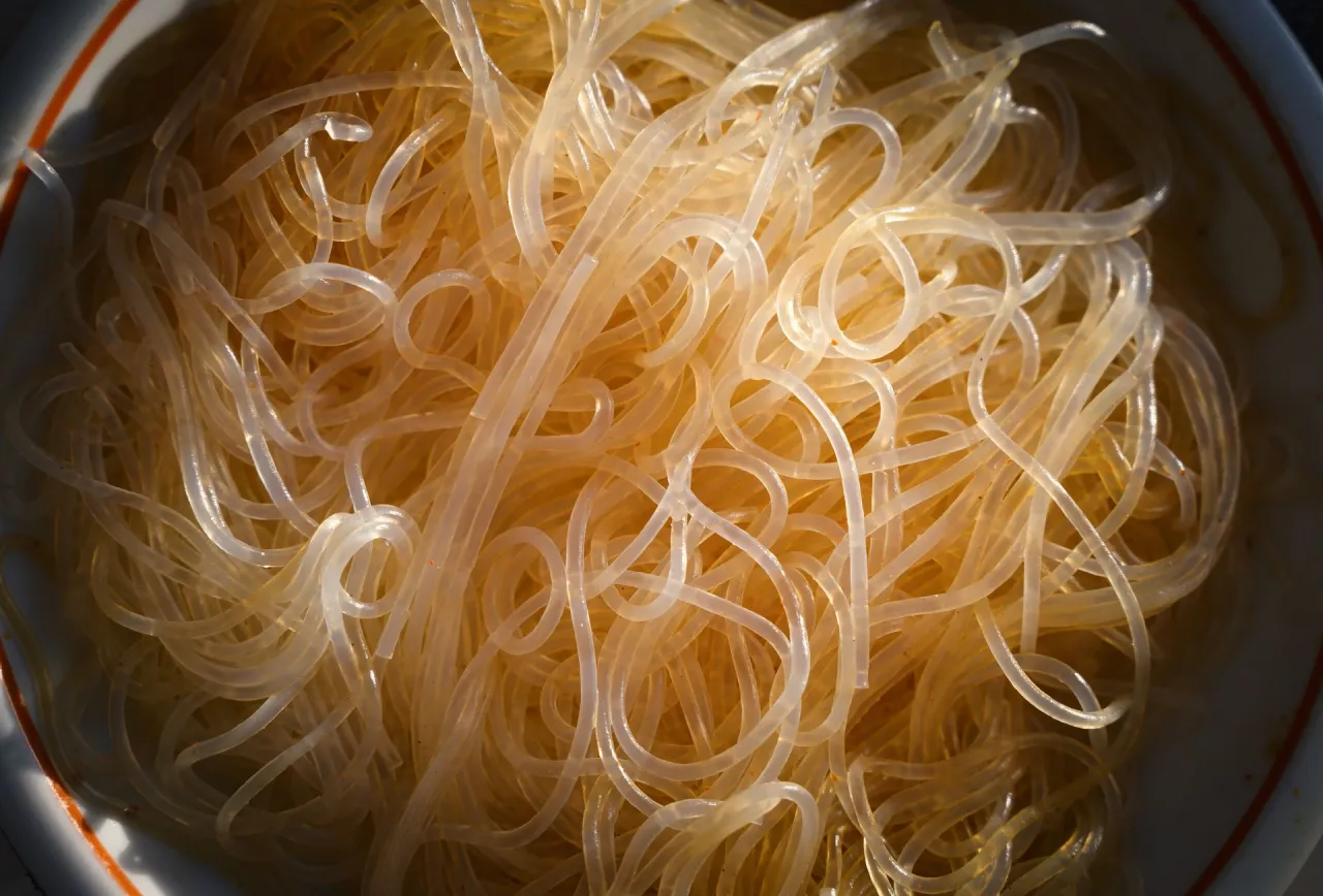 Przezroczysty makaron sojowy w misce. Czy makaron sojowy jest zdrowy? To pytanie zadaje sobie wiele osób, szukając alternatywy dla tradycyjnych klusek.