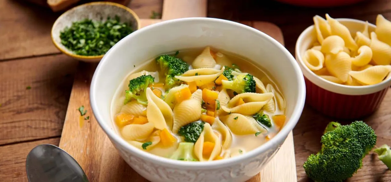 różne zupy z makaronem kolaż