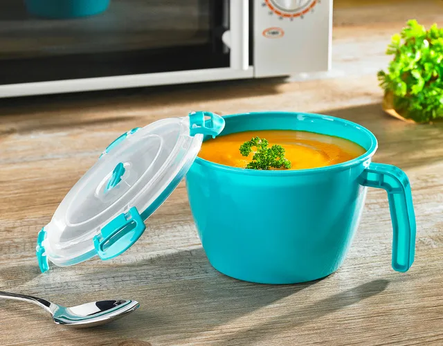 pojemniki z zupą z widoczną wolną przestrzenią