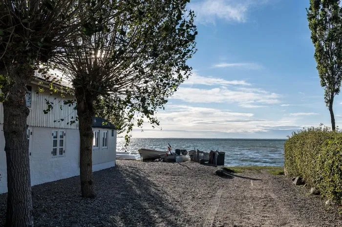 Tanie noclegi nad morzem poza sezonem spokojna plaża