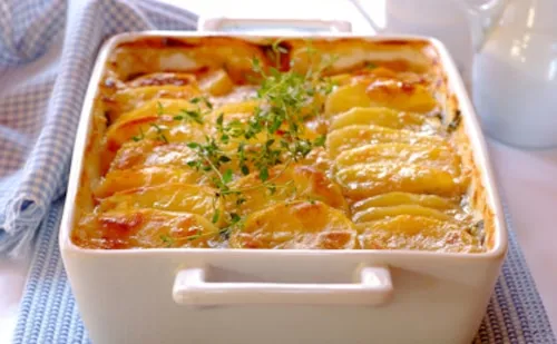 Wegetariański obiad świąteczny ryba pieczona