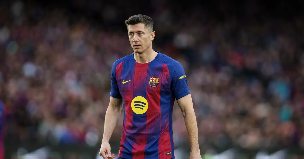 Robert Lewandowski w koszulce FC Barcelony, gotowy do gry. Czas na emocje i pytanie: jaki dziś mecz piłki nożnej?