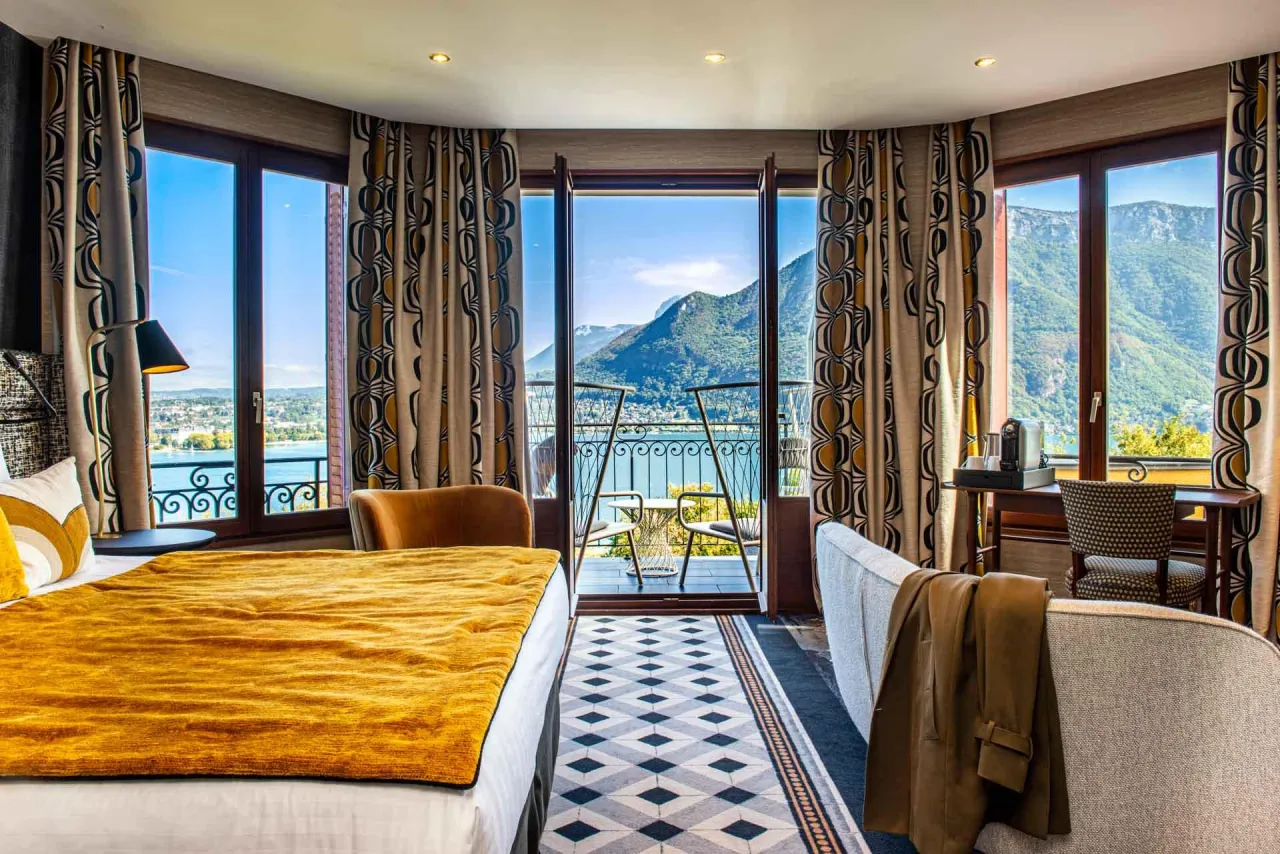 Int&eacute;rieur chambre luxe vue lac Annecy