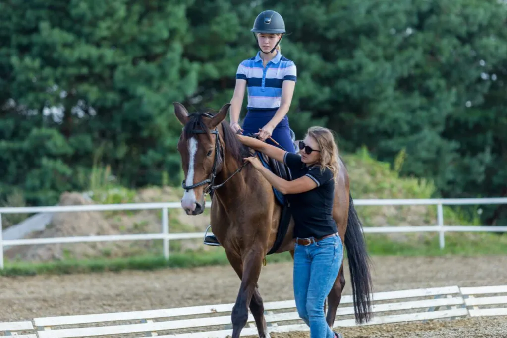 Jeździec w ż&oacute;łwiku podczas jazdy konnej