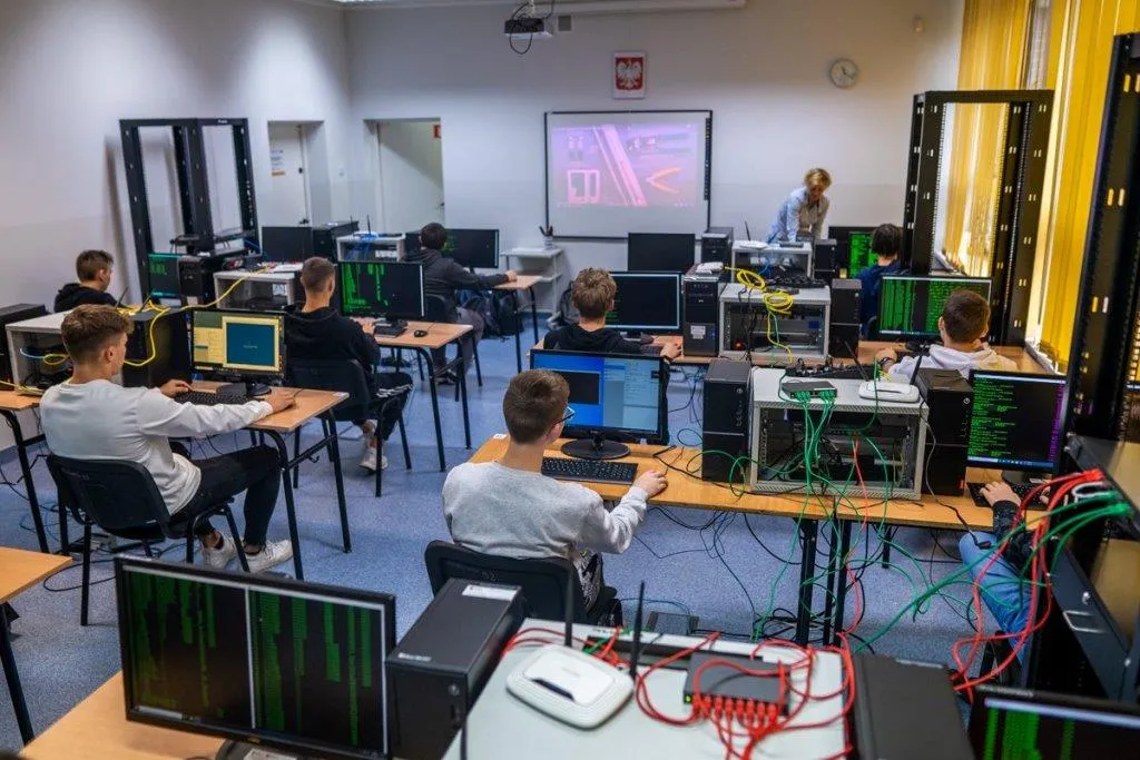 uczeń technikum na praktykach informatyk