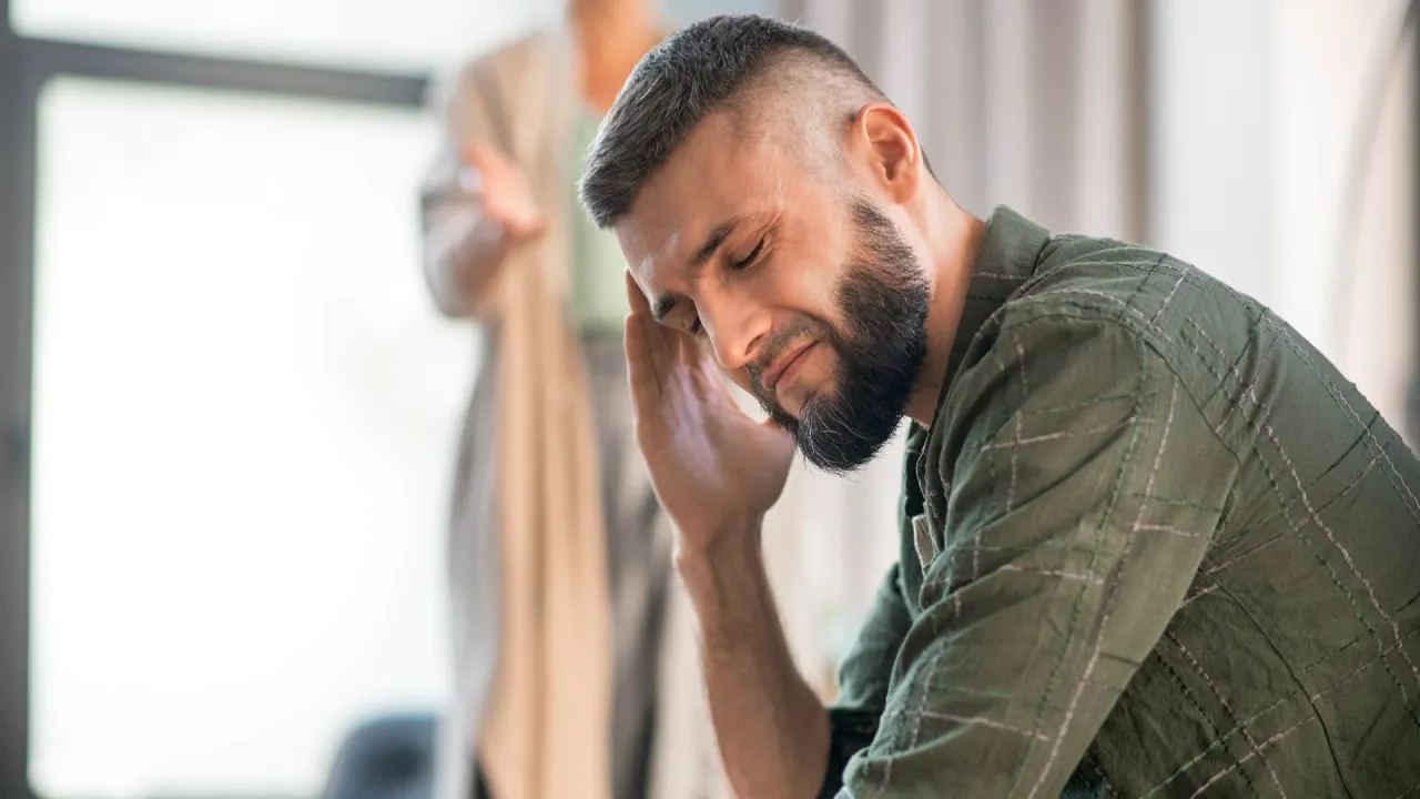 Mężczyzna unika odpowiedzialności i obowiązk&oacute;w