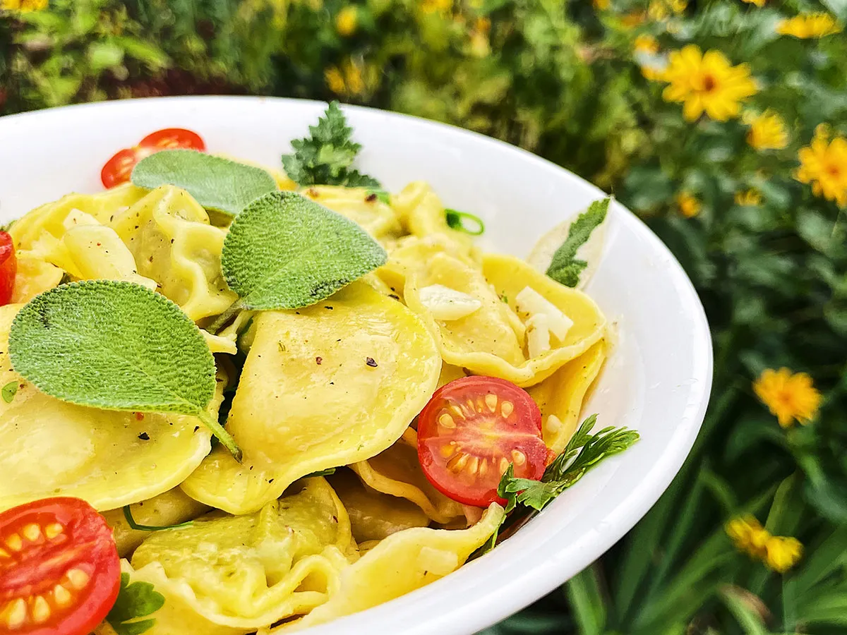 ugotowane tortellini w rosole, tortellini z sosem szałwiowym