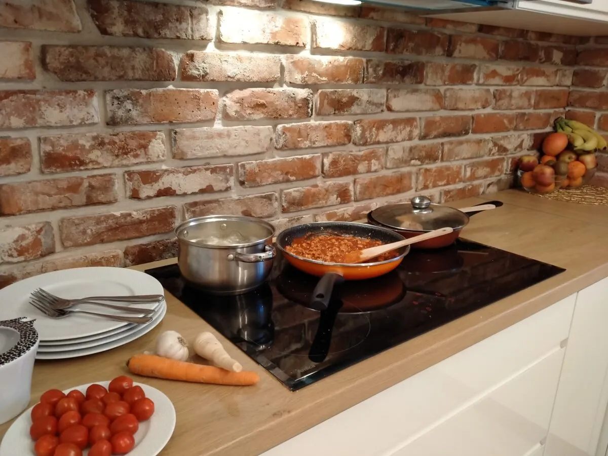 Ściana z cegły w kuchni inspiracje