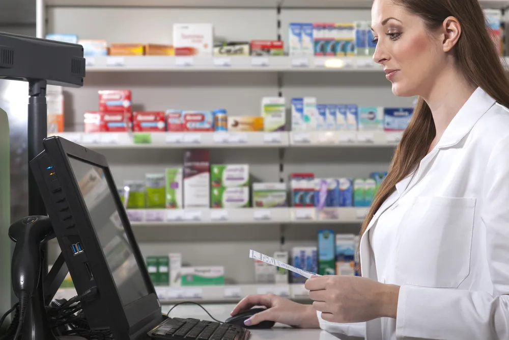 farmaceuta wydaje leki e-recepta