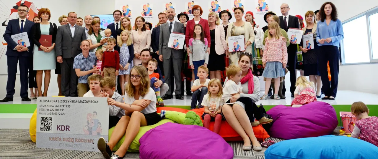 seniorzy korzystający z karty dużej rodziny