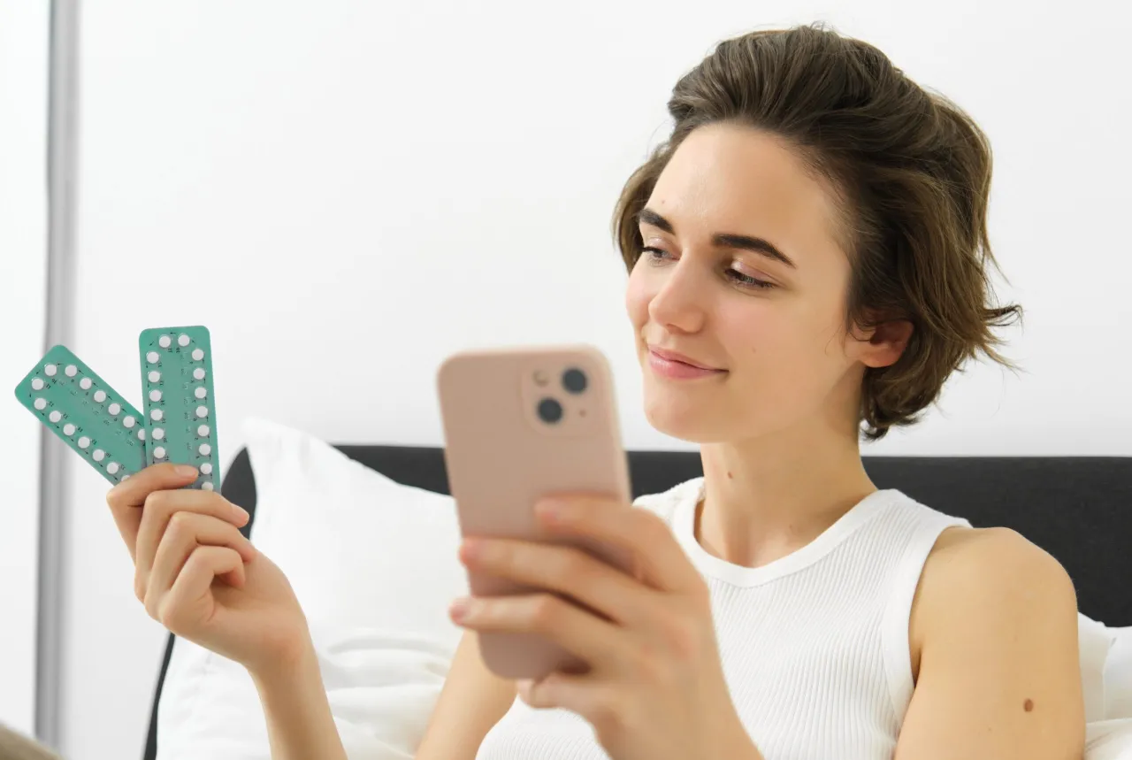 Kobieta szukająca informacji w internecie o antykoncepcji awaryjnej