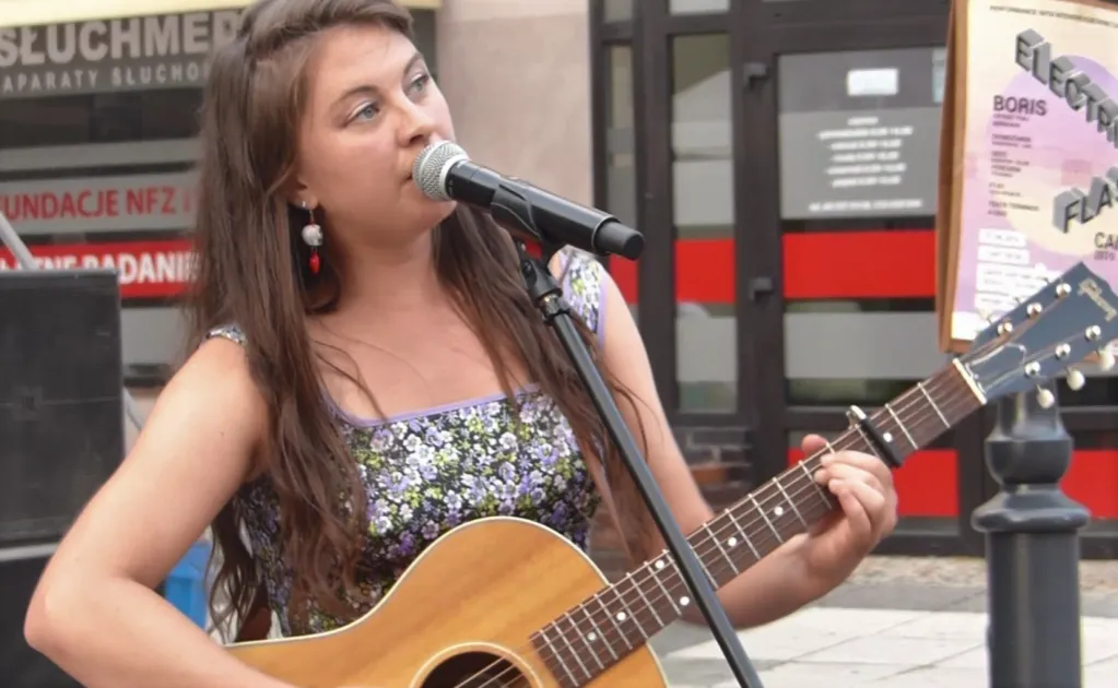 autor tekstów piosenek przy pracy z notatnikiem