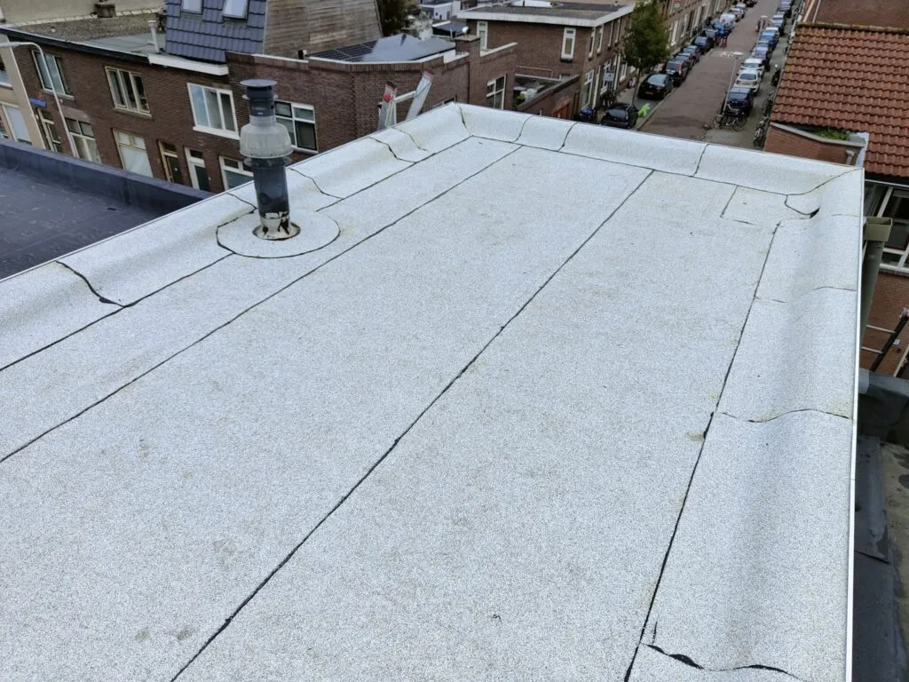 Dekarz w Holandii, praca na dachu, holenderskie budownictwo