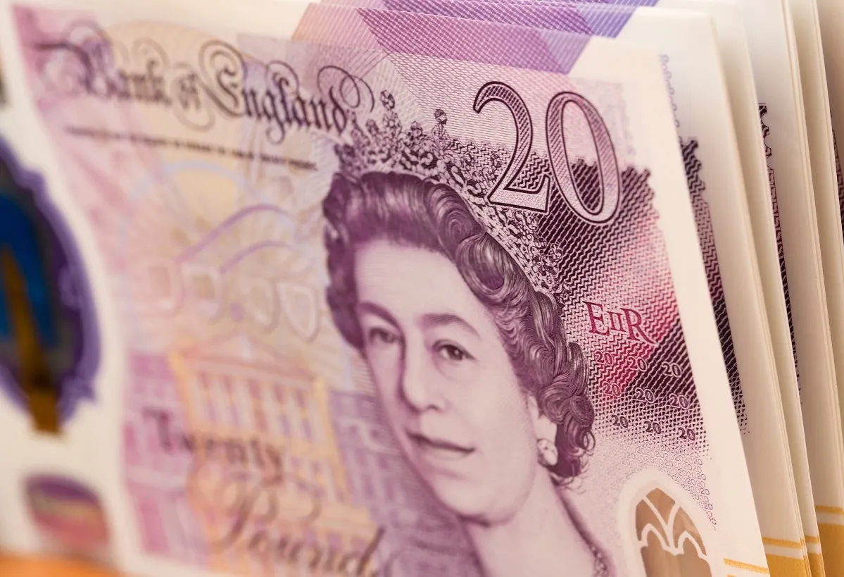 Banknot 20 funtów brytyjskich z wizerunkiem królowej Elżbiety II. To właśnie funt szterling jest walutą w Wielkiej Brytanii.