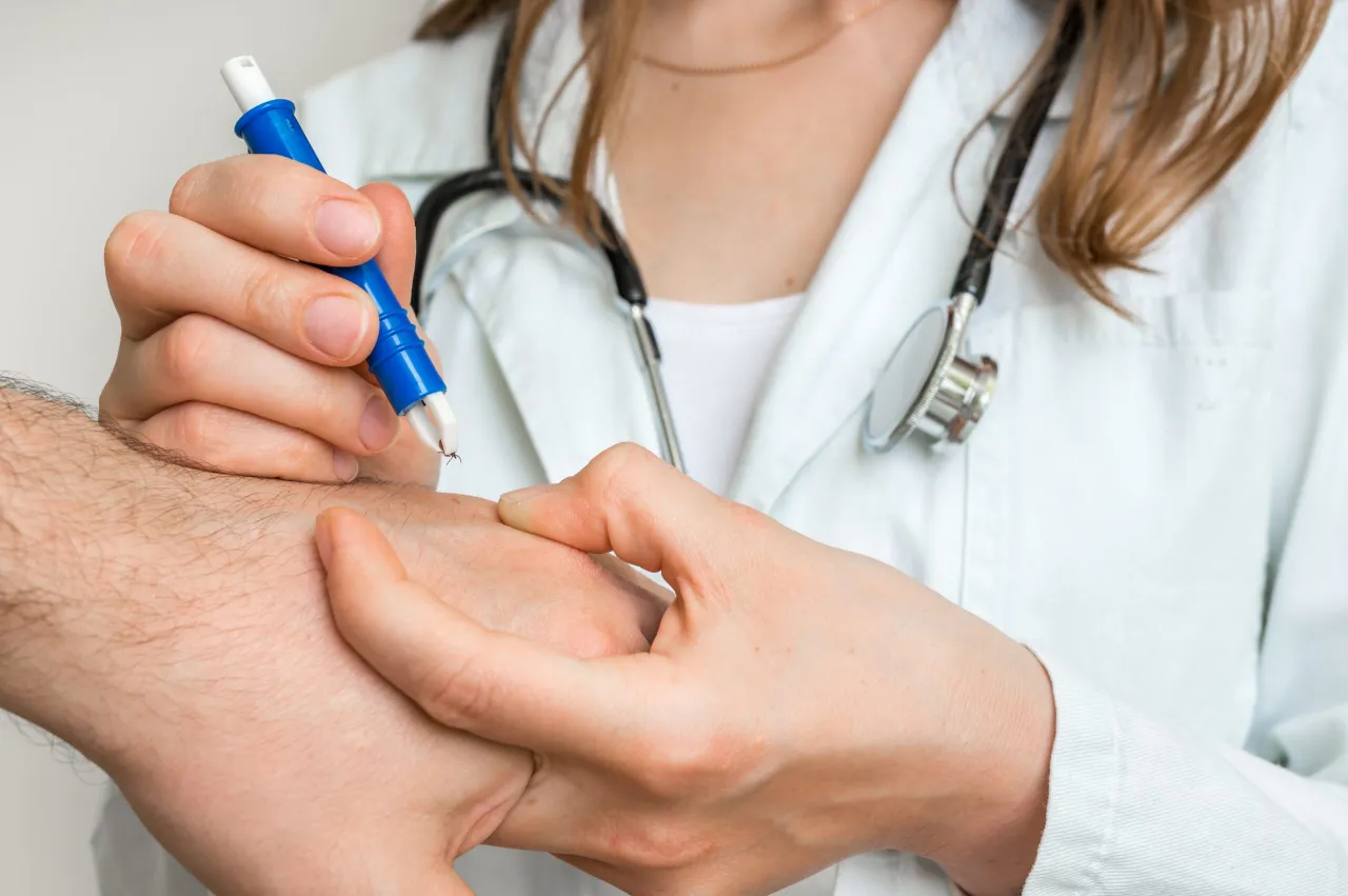 Lekarz rozmawiający z pacjentem o kleszczu