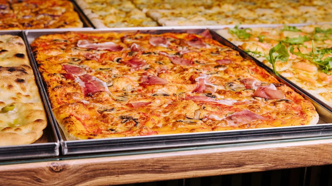 Włoska pizza na kawałki street food Padwa