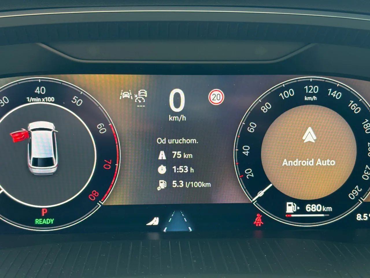 Octavia pokazuje zasięg 680 km. Po uruchomieniu przejechano 75 km, spalanie 5.3 l/100km.