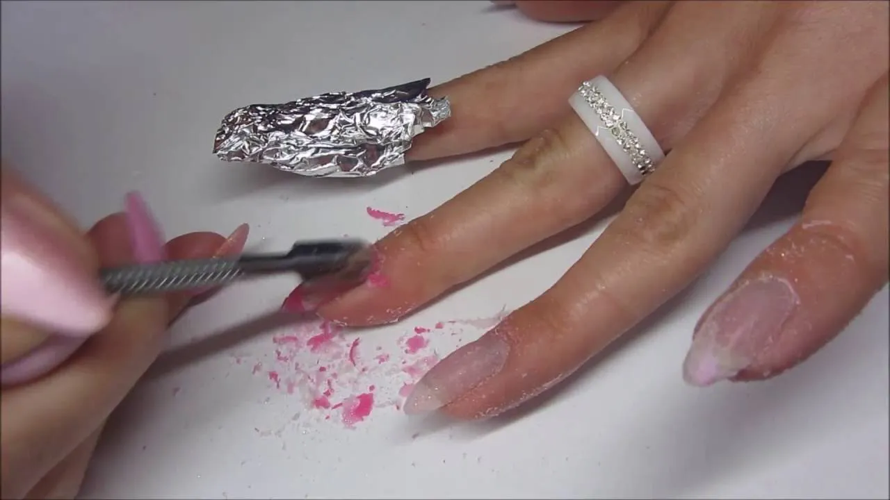 kobieta usuwająca paznokcie żelowe acetonem instrukcja krok po kroku