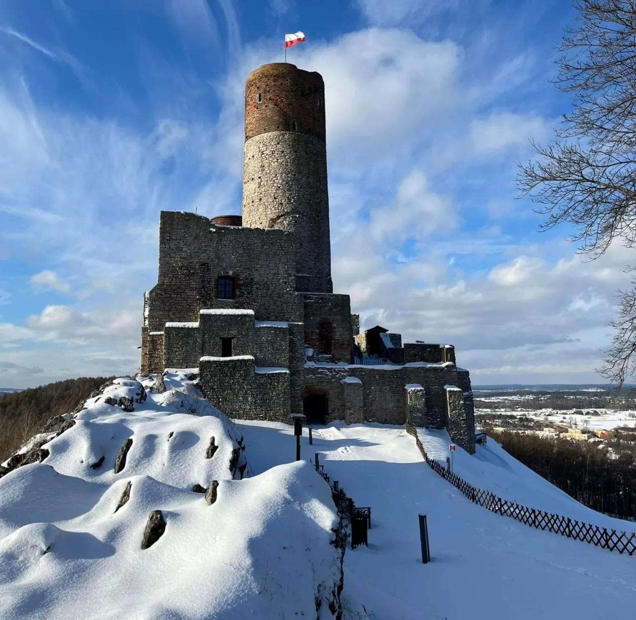Zamek Kr&oacute;lewski w Chęcinach zimą, pokryty śniegiem